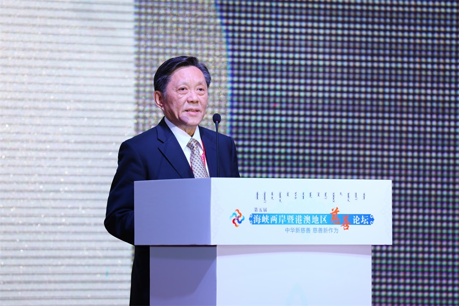 澳门基金会行政委员会委员黎振强致辞。，