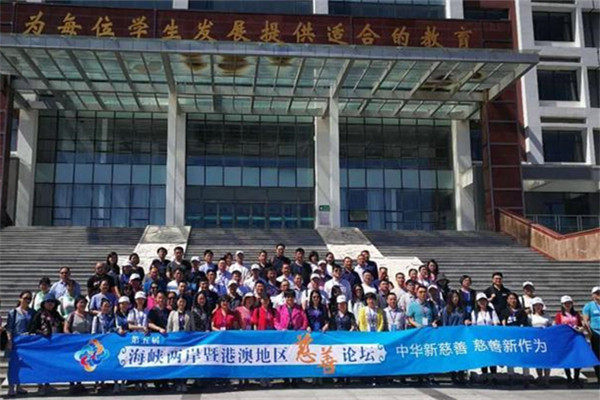 参会代表参观和林格尔新区内蒙古师范大学附属盛乐实验学校合影留念。