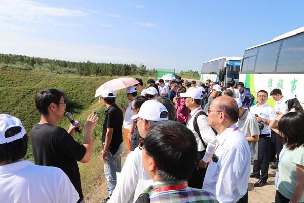TNC内蒙古项目负责人林阔成给参会代表介绍内蒙古和林格尔开展的生态修复与保护项目。